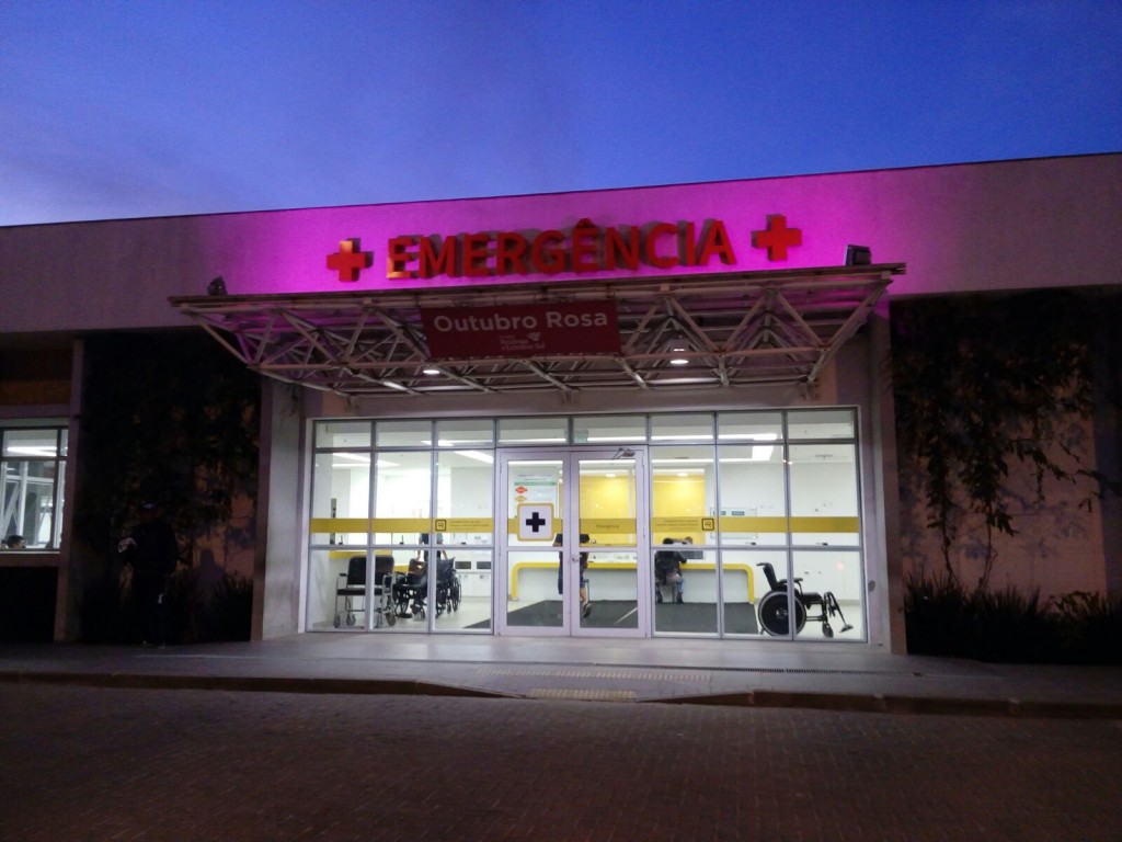 Iluminação na entrada principal da Emergência reforçam o apoio a campanha Outubro Rosa