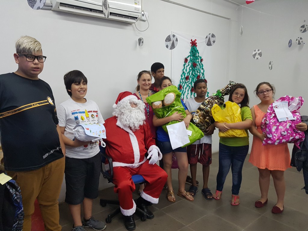 Centenas de crianças recebem presentes em campanha solidária de Natal